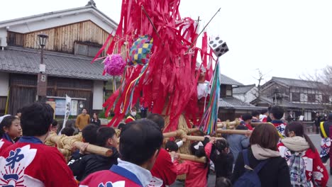 Japanische-Kinder-Tragen-Sagicho-Beim-Jährlichen-Omihachiman-Fest