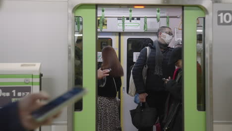 Cierre-De-La-Puerta-De-Un-Tren-Con-Viajeros-Con-Mascarilla-En-El-Interior-De-La-Línea-Yamanote-Durante-La-Pandemia-En-Tokio,-Japón