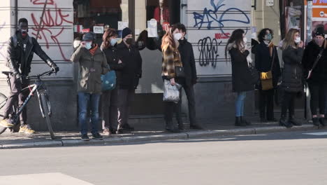 Menschenmenge-In-Maske-Während-Der-Pandemie-Wartet-Auf-Grünes-Licht,-Um-Die-Straße-Im-Stadtzentrum-Von-Monza,-Norditalien,-Zu-überqueren