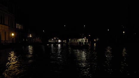 Transporte-Acuático-Nocturno-En-Venecia