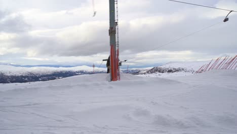 Anfänger-Skifahrer-Erreichen-Den-Gipfel-Mit-Dem-Skilift-In-Hanguren,-Norwegen