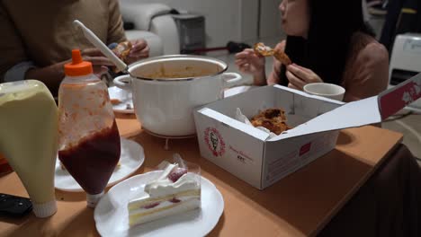 Paar-Isst-KFC-Am-Weihnachtstag-–-Japanische-Tradition