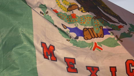 Nahaufnahme-Der-Mexikanischen-Flagge,-Die-Langsam-Im-Wind-Weht