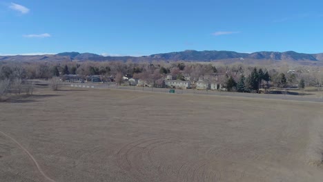 Fort-Collins,-Colorado-Drohnenflug-In-Der-Nähe-Der-Rocky-Mountains-In-Der-Letzten-Woche-Des-Jahres-2020