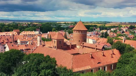 Blick-Aus-Der-Drohnenperspektive-Auf-Mittelalterliche-Burg-Und-Kirche