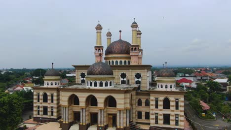 Vista-Aérea-De-La-Mezquita-Al-Aqsa-En-Klaten-Indonesia-Con-Bandada-De-Palomas-Volando