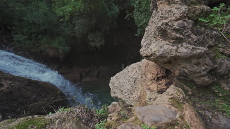 Schwenkende-Zeitlupenaufnahme-Eines-Fließenden-Wasserfalls-Und-Flusses-Im-Atlasgebirge-In-Marokko,-Afrika