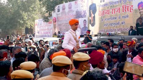 crowd-of-people-gather-to-see-the-new-king-of-jaisalmer-block-road-to-see-him