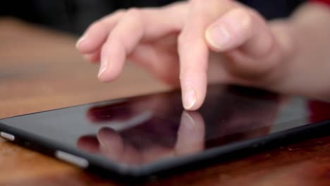 Mit-Der-Hand-Eine-Nachricht-Auf-Dem-Mobiltelefon-Tablet-Eingeben,-Mit-Stockvideomaterial-Der-Neuen-Technologie