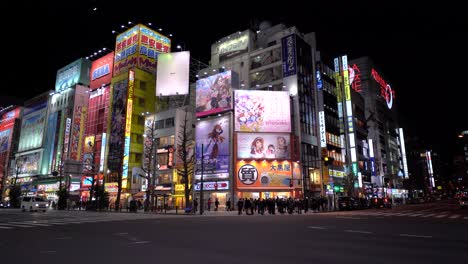 Wide-view-of-crossing-at-Akihabara,-Tokyo-at-night-with-traffic
