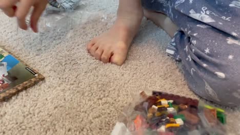 Kind-öffnet-Beutel-Nummer-1-Eines-Brandneuen-Lego-Bausets