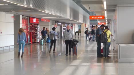 Passengers-in-transit-at-Warsaw-Chopin-airport,-Poland