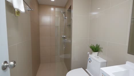 Kleines-Weißes-Badezimmer-In-Einem-Apartment-Hotelzimmer