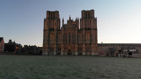 Frostige-Morgenantenne-Der-Historischen-Wells-Cathedral-In-Somerset,-England