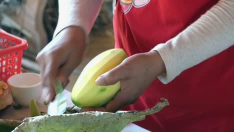 Toma-En-Cámara-Lenta-De-Fruta-Pelada-En-Una-Clase-De-Cocina-Khmer-En-Camboya