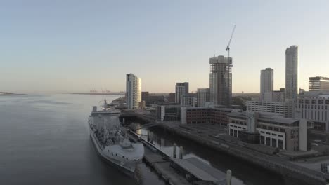RFA-Navy-Tiderace-Militärtanker-Auf-Dem-Stadtbild-Von-Liverpool-Am-Wasser-Bei-Sonnenaufgang,-Luftumlaufbahn,-Rechte-Ansicht