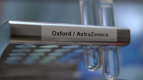 Reagenzglasfläschchen-Mit-Astrazeneca-Covid-Impfstoff-In-Oxford-Werden-In-Das-Regal-Gestellt