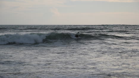 Mann-Beim-Bodysurfen-Auf-Einer-Kleinen-Welle-Vor-Der-Küste-Von-Bali,-Indonesien