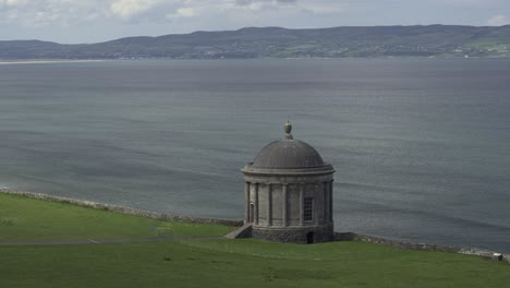 Downhill-beach-and-Mussenden-Temple-on-the-Causeway-Coastal-Route,-Northern-Ireland
