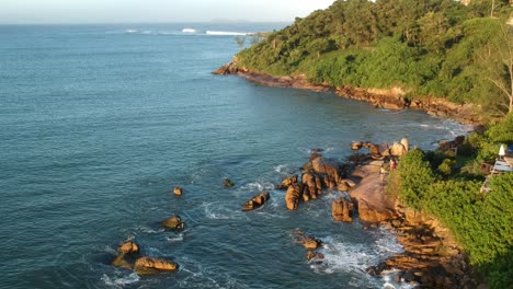 Am-Nachmittag-über-Einen-Strand-In-Brasilien-Fliegen,-Nahe-Der-Felsigen-Küste