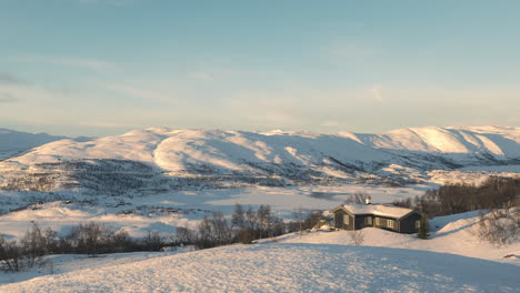 Malerische-Hütte-In-Den-Bergen-An-Einem-Wintertag-–-Zeitrafferaufnahme