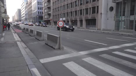 Verkehr-In-Der-Rue-Belliard-Im-Leopold-Viertel,-Brüssel,-Belgien,-Weitwinkelaufnahme