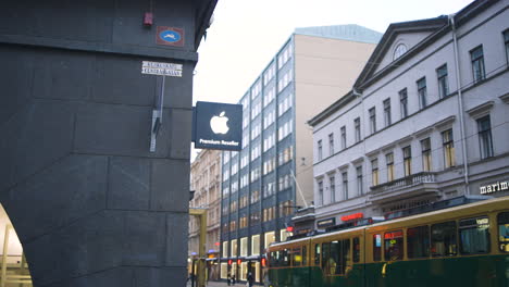 Slomo-Des-Apple-Logos-An-Der-Außenwand,-Während-Die-Straßenbahn-Auf-Der-Helsinki-Street-Vorbeifährt