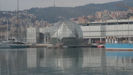 Biosfera-De-Genova-Por-Renzo-Piano-En-Puerto-Viejo,-Liguria