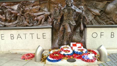 The-Battle-of-Britain-Monument-Close-up-Dolly-in-Shot,-Historical-Bronze-Statue