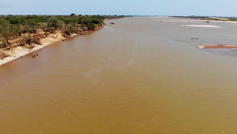 Vuelo-De-Drones-Sobre-El-Agua-Marrón-Del-Río-Manambolo-En-Madagascar