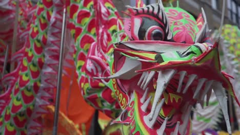 Vista-Cercana-De-La-Hermosa-Cabeza-Pintada-De-Colores-Del-Dragón-Chino-Durante-El-Desfile-De-Celebración-De-Año-Nuevo-En-China-Town,-Londres,-Inglaterra