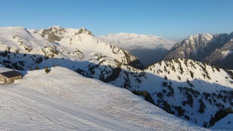 Gipfel-Des-Skigebiets-Chamrousse-Mit-Schutzhütte-In-Den-Französischen-Alpen,-Luftaufnahme-Eines-Dollys