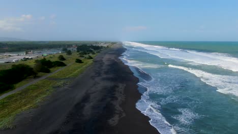 Luftaufnahme-Des-Strandes-Von-Jatimalang-Auf-Java,-Indonesien,-Umspült-Von-Ruhigen-Wellen