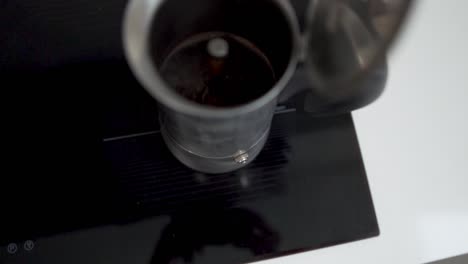 Übergangsaufnahme-Einer-Kaffeekanne-Aus-Metall,-Die-Auf-Dem-Heißen-Herd-Mit-Dampf-Kocht