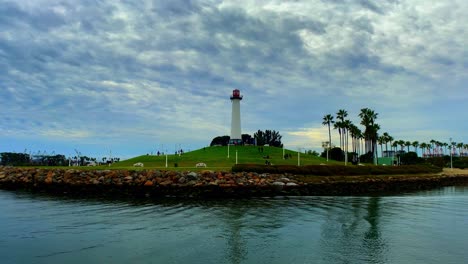 Schwenkaufnahme-Des-Leuchtturms-In-Long-Beach,-Kalifornien,-Mit-Einigen-Cool-Aussehenden-Wolken