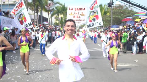 Ein-Fröhliches-Volk,-Das-Beim-Karneval-In-Veracruz-Tanzt