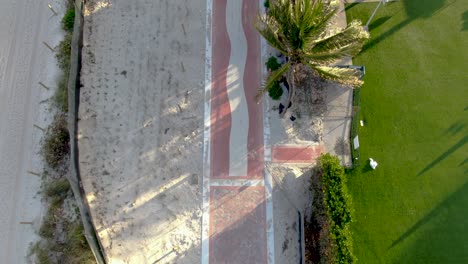 Promenade-Und-Park-In-Der-Mitte-Des-Strandes-Von-Miami-Beach,-Florida,-Vereinigte-Staaten