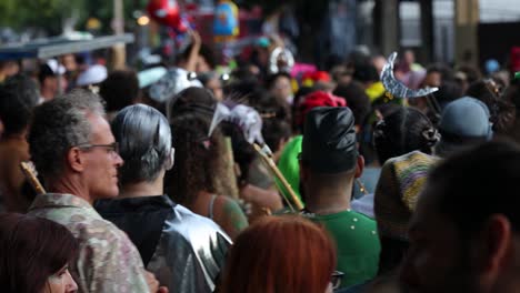 Los-Jefes-De-Un-Grupo-De-Personas-Disfrazadas-Celebran-La-Fiesta-De-Carnaval-En-La-Calle.