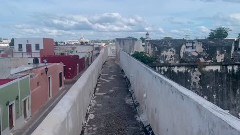 Zeitraffer-über-Der-Mauer-Von-Campeche-An-Einem-Bewölkten-Tag