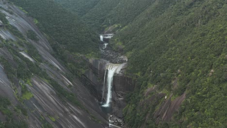 Luftaufnahme-Der-Senpiro-Wasserfälle,-Rückflug-über-Die-Japanische-Insel-Yakushima