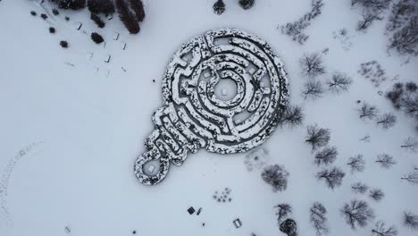 Blick-Auf-Ein-Labyrinth,-Während-Menschen-Im-Winter-Herumlaufen