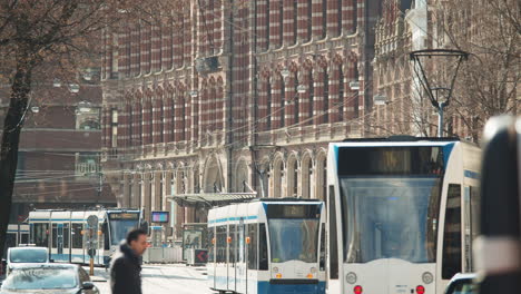 Tranvías-Y-Vehículos-Que-Viajan-Por-La-Ciudad-Y-Pasan-Por-El-Centro-Comercial-Magna-Plaza-En-Amsterdam,-Países-Bajos