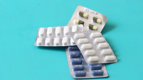 Nahaufnahme-Eines-Pillenstapels-Mit-Blisterpackungen-Auf-Blauem-Hintergrund