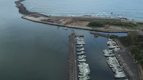 Anbo-Hafen-Auf-Der-Insel-Yakushima,-Luftaufnahme-Einer-Ländlichen-Stadt-Auf-Der-Japanischen-Insel