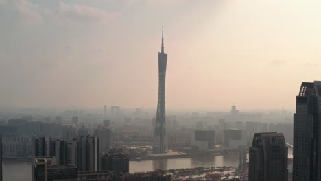 Epischer-Blick-Auf-Das-Wahrzeichen-Von-Guangzhou-–-Den-Guangzhou-Turm-Bei-Farbenfrohem-Goldenem-Sonnenuntergang