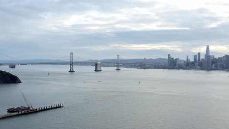 Luftaufnahme:-Bay-Bridge-Und-Die-Innenstadt-Von-San-Francisco,-Drohnenansicht