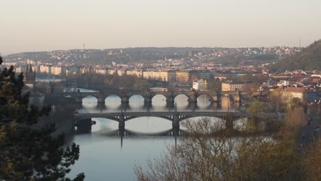 Brücken-über-Die-Moldau-Im-Stadtzentrum-Von-Prag,-Tschechien,-Sonnenaufgang,-Vom-Letná-Park
