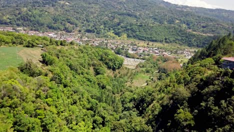 Hubschrauber-Luftaufnahme-Der-Stadt-Boquete,-Provinz-Chiriqui,-Panama