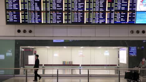 Passagiere-Mit-Gesichtsmasken-Verlassen-Die-Ankunftshalle-Des-Terminals-Des-Internationalen-Flughafens-Hongkong