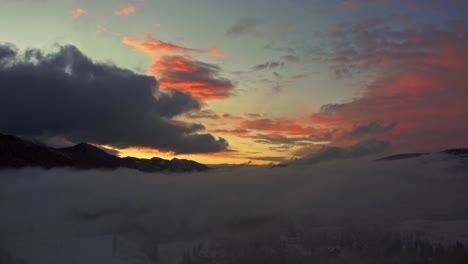 Dramatischer-Sonnenuntergang-Mit-Farbigen-Wolken,-Magisch-Launischer-Einbruch-Der-Dunkelheit,-Luftaufnahme